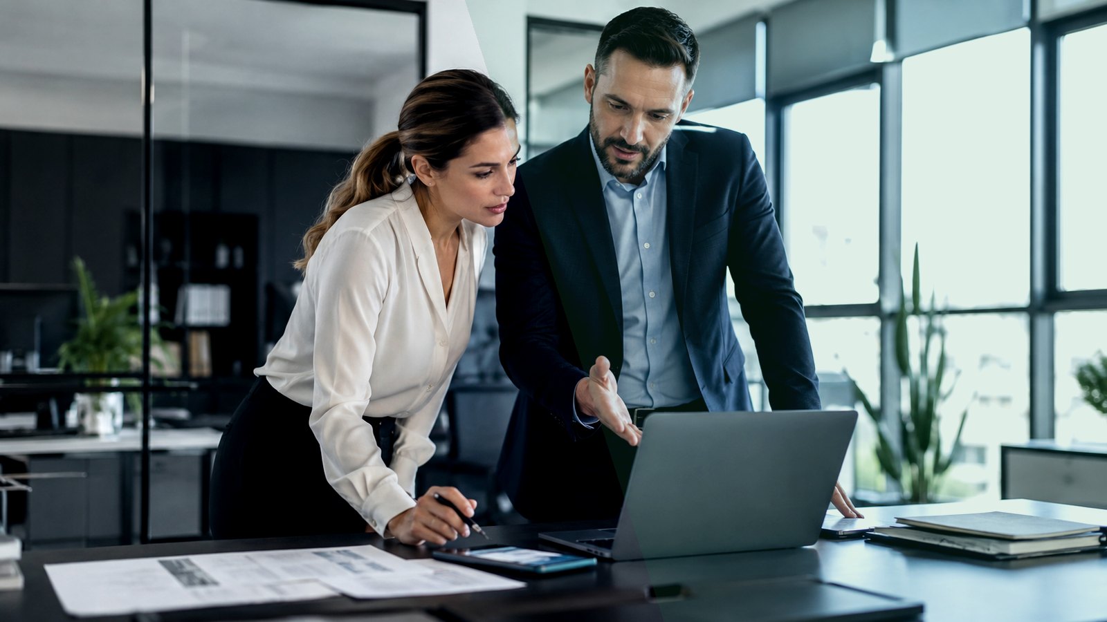 Professionnels analysant des documents dans un bureau